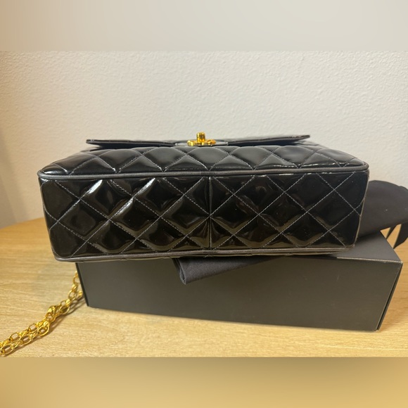 CHANEL vintage Large pocket quilted camera bag - Picture 5 of 12